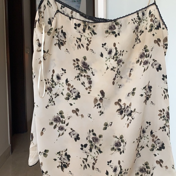 ZARA CAMISOLE: Size EUR SMALL. With dainty border at the bottom. - Picture 4 of 7